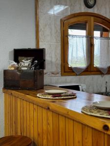 d'un comptoir en bois avec une boîte au-dessus dans l'établissement Era de Cal Baro - Casa rural con gran piscina y jardin, à Collfred