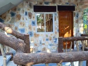 Fotografie z fotogalerie ubytování Rustic Stone House with Beach Access v destinaci Ilogmalino