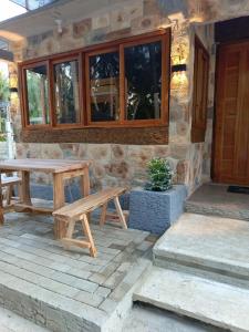 Patio nebo venkovní prostory v ubytování Rustic Stone House with Beach Access