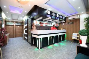 Ein Mann, der hinter dem Tresen eines Restaurants steht. in der Unterkunft Hotel O Ishita Residency in Amritsar