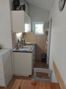 House Valun 42 في فالون: مطبخ صغير مع حوض ومكتب +47 صورة