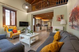 ein Wohnzimmer mit Sofa und Tisch in der Unterkunft Wooden Villa in Agria