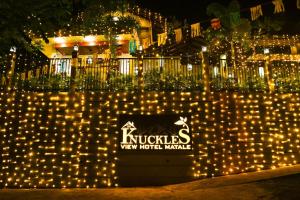 Un certificado, premio, letrero u otro documento en Knuckles View Hotel