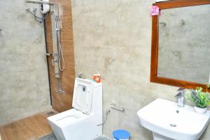 Un baño de Knuckles View Hotel