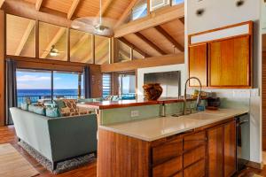 cocina con sofá y cocina con vistas al océano en Big Island Hale Kaheka 6592 by Coldwell Banker Island Vacations, en Kailua-Kona