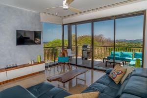 TV a/nebo společenská místnost v ubytování Roble Sabana 305 Luxury Condo - Reserva Conchal