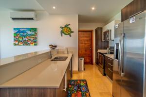 Kuchyň nebo kuchyňský kout v ubytování Roble Sabana 305 Luxury Condo - Reserva Conchal