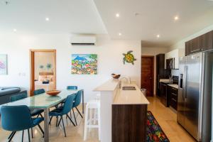 Kuchyň nebo kuchyňský kout v ubytování Roble Sabana 305 Luxury Condo - Reserva Conchal