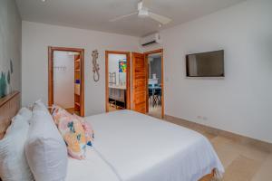 TV a/nebo společenská místnost v ubytování Roble Sabana 305 Luxury Condo - Reserva Conchal
