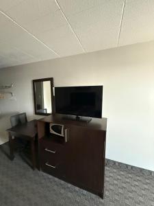 TV a/nebo společenská místnost v ubytování Fort York Motel