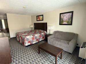 Postel nebo postele na pokoji v ubytování Fort York Motel