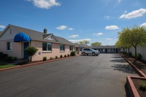 una casa con un'auto parcheggiata in un vialetto di Boulevard Inn ad Amherst