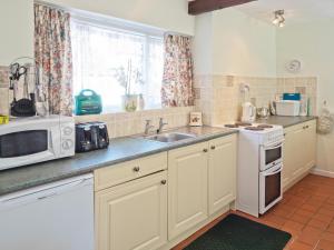 Kuchyň nebo kuchyňský kout v ubytování Holly Cottage Newcastle Emlyn