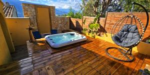 ein Whirlpool auf einer Holzterrasse mit Schaukel in der Unterkunft Maison Casa Milesa - Calme, Spa privatif sur demande, Parking securisé, à 12 min des plages in Nizza