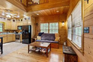 Η κουζίνα ή μικρή κουζίνα στο The Cozy Cabin on Lake Gaston