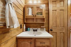 Ένα μπάνιο στο The Cozy Cabin on Lake Gaston +11 φωτογραφίες