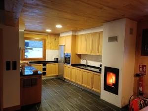a kitchen with a fireplace in the middle of it at 42 Grados Norte Vadinia in Besande
