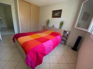 Ένα ή περισσότερα κρεβάτια σε δωμάτιο στο Beautiful apartment close to the beach