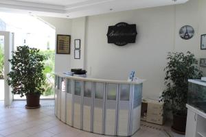 un restaurante con una barra en una sala con plantas en Bella Garden Hotel, en Bodrum City 139 fotos más