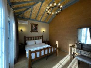 - une chambre avec un lit, un piano et un lustre dans l'établissement Magnolia Family Boutique and Spa, à İvanovka 57 autres photos