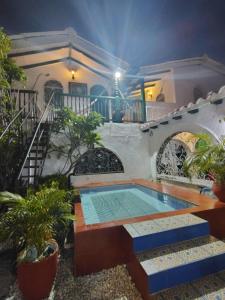 ein Haus mit einem Swimmingpool im Hof in der Unterkunft Casa Paula Acosta in Rodadero