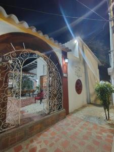 ein Eingang zu einem Gebäude mit einem Tor und einer Terrasse in der Unterkunft Casa Paula Acosta in Rodadero