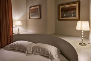 Ένα ή περισσότερα κρεβάτια σε δωμάτιο στο TreasureRome Trevi Private Palazzo