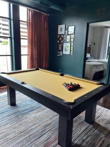 Biliár nebo kulečník v ubytování Nashville Studio B Suite 4BR by Maddox Hotel
