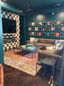 Posezení v ubytování Nashville Studio B Suite 4BR by Maddox Hotel