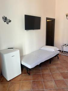 Camera con letto e TV a parete di Central Station a Palermo