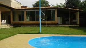 a blue frisbee in front of a house at Sítio Rodrigues in Pedro Leopoldo