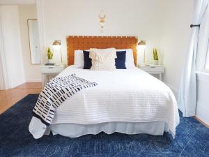 Ένα ή περισσότερα κρεβάτια σε δωμάτιο στο Stunning Forsyth Park Victorian - Walk to it all!