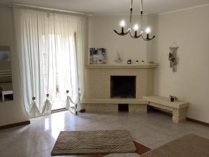 sala de estar con chimenea y lámpara de araña en Almolo18, en Catania