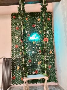 una pared decorada con amapolas y un banco en Almolo18, en Catania