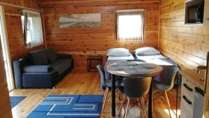 une chambre avec un canapé et une table dans une cabine dans l'établissement Domek Letniskowy w centrum Mikołajek, à Mikołajki
