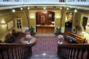 uma vista para um átrio com um piano e uma sala em Beaumont Hotel and Spa - Adults Only em Ouray