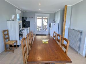 Η κουζίνα ή μικρή κουζίνα στο Gîte paisible proche lac de Madine - FR-1-584-380 +13 φωτογραφίες