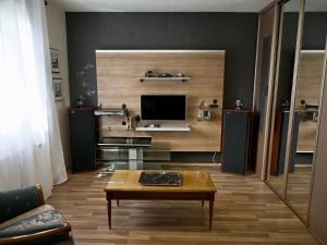 Η κουζίνα ή μικρή κουζίνα στο Gîte Charmant avec Terrasse Privée et Parking à Zellenberg - FR-1-744-44