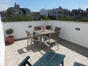 un tavolo e sedie su un patio con balcone. di Casa Vacanza Martano a Martano