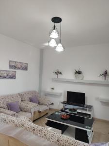 TV a/nebo společenská místnost v ubytování Luli Apartment