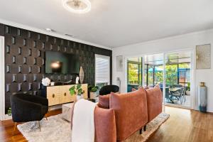 een woonkamer met een bank en een tafel bij Game Room Pool Fun, Close To Downtown Life in West Palm Beach