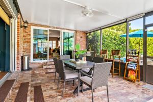 een eetkamer met een tafel en stoelen bij Game Room Pool Fun, Close To Downtown Life in West Palm Beach