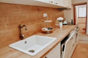 eine Küche mit einem weißen Waschbecken und einer Theke in der Unterkunft Apartmán Baumgartner in Banská Štiavnica