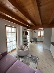 a living room with a bed and a table at Appartamento al Lago in Albiano