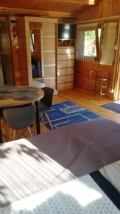 un salon avec une table et des chaises dans une pièce dans l'établissement Domek Letniskowy w centrum Mikołajek, à Mikołajki