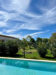 The swimming pool at or close to Dimora di Dante