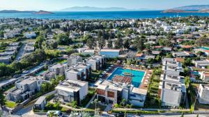 Uma visão geral de Ortakent ou uma vista da cidade tirada do hotel