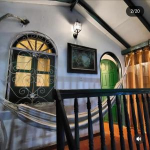 eine Treppe mit grünen und gelben Türen in einem Haus in der Unterkunft Casa Paula Acosta in Rodadero + 4 Fotos