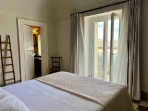 A bed or beds in a room at Dimora di Dante