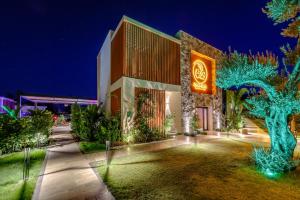 Um jardim em Celeste Bella Luxury Hotel & Spa